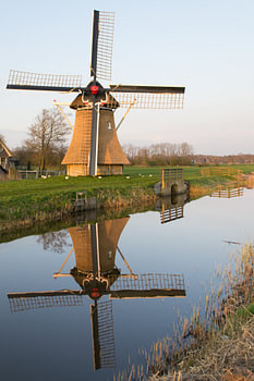 Oudkerker molen met weerspiegeling in de Nije Mear