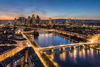 Frankfurt am Main skyline na zonsondergang