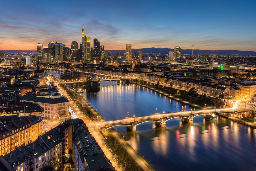 Frankfurt am Main Skyline nach Sonnenuntergang von Michael Valjak