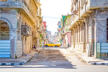 Une vieille voiture cubaine qui traverse une ruelle colorée de La Havane à Cuba sur Michiel Ton