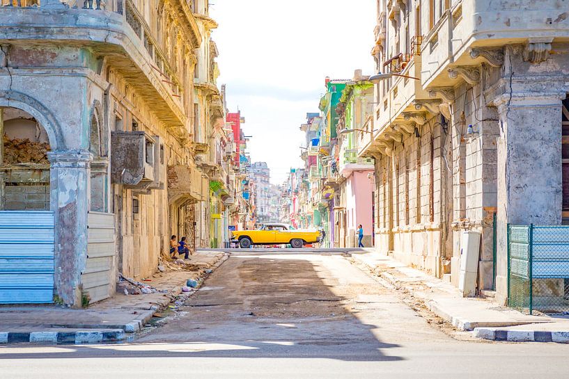 Olde Kubanisches Auto, das durch eine bunte Seitenstraße in Havanna Kuba fährt. von Michiel Ton