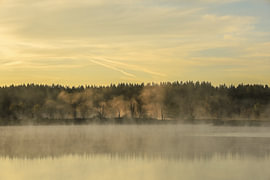 Mistflarden boven de Schwackenreuter-meren van BlattArt - Christine Horn