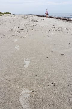 Fußspuren im Sand von Map of Joy