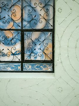 Détail de fenêtre dans Calzada de los Frailes | Photographie de voyage Valladolid Mexique sur Raisa Zwart