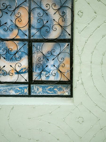 Fensterausschnitt in Calzada de los Frailes | Reisefotografie Valladolid Mexiko von Raisa Zwart Reisefotografiedrucke