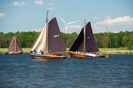 Botters Zeilend op het water voor Spakenburg. von Brian Morgan