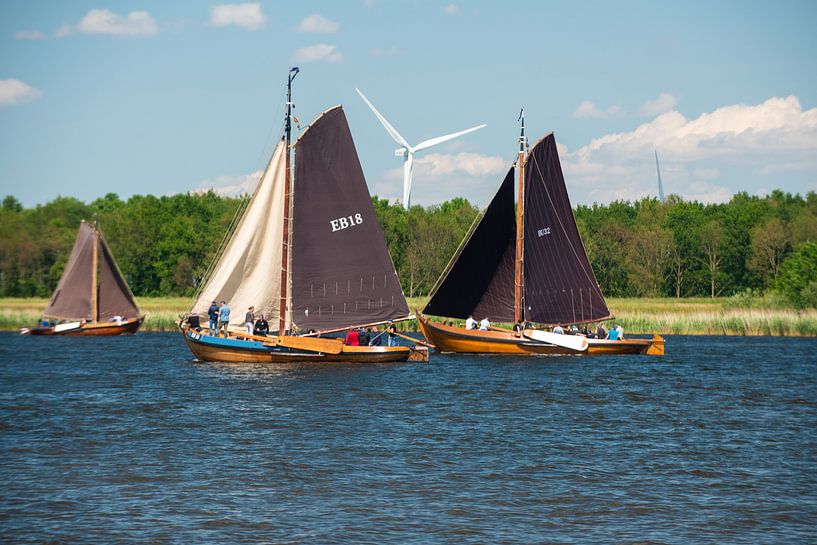 Botters Zeilend op het water voor Spakenburg. by Brian Morgan
