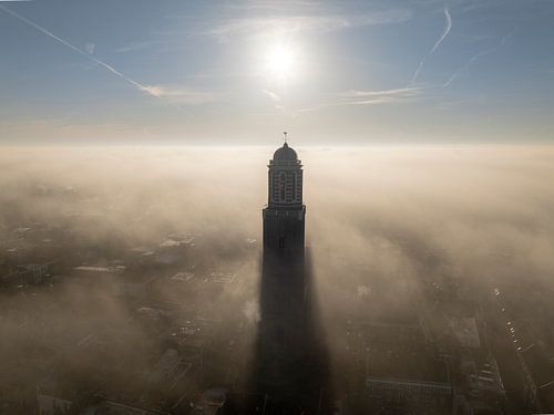 Peperbus kerktoren in Zwolle boven de mist
