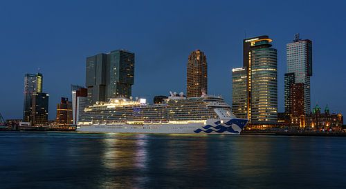 Cruiseschip "Enchanted Princess" bezoekt Rotterdam.
