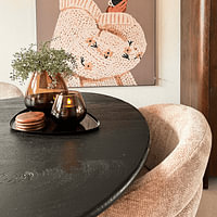 Klantfoto: Coffee & Cozy | Vrouw met koffie in oversized trui van Studio Allee, als ArtFrame