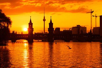 Berlijn - Skyline bij zonsondergang / Oberbaumbrücke van Alexander Voss