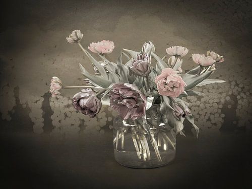 Stilleven Tulpen in Oude Meesters stijl. Taupe. van Alie Ekkelenkamp