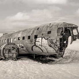 Flugzeugwrack in dramatischem Schwarz-Weiß von Marjolein van Middelkoop