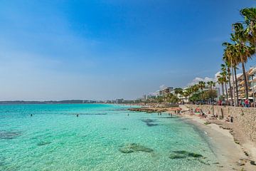 Eau de mer au bord de la plage de Cala Millor sur l'île de Majorque, en Espagne. sur Alex Winter