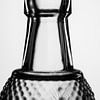 Bouteille de verre en noir et blanc sur Caroline Meister
