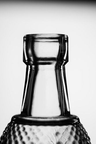 Bouteille de verre en noir et blanc sur Caroline Meister