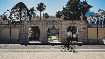 Sonnige Lissabonner Straße mit bunten Gebäuden von Chris Snoek