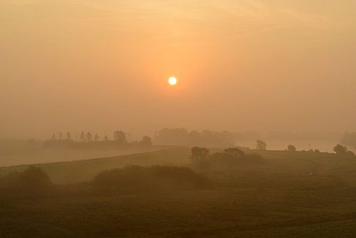 Zonsopgang over de IJssel tijdens een mooie herfstochtend