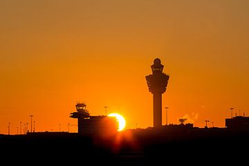 Sunset at Amsterdam Schiphol Airport (AMS) van Marcel van den Bos