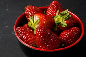 frische Erdbeeren in einer rot-schwarzen Schale