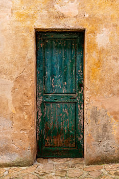 Ancienne porte en bois vert méditerranéen