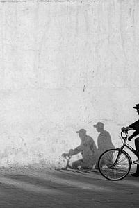 Schwarz-Weiß-Straßenfotografie - Fahrrad von Ellis Peeters