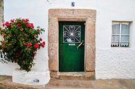 kleine groene deur / portugal  van Sabrina Varao Carreiro thumbnail