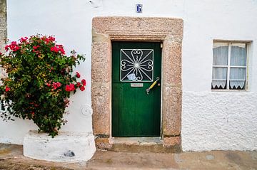 kleine groene deur / portugal  van Sabrina Varao Carreiro