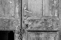 Vieille porte en noir et blanc