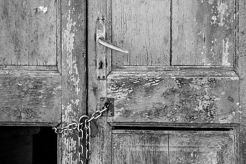 Alte Tür in Schwarz und Weiß