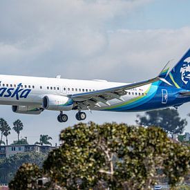 Landende Alaska Airlines Boeing 737-900ER. van Jaap van den Berg
