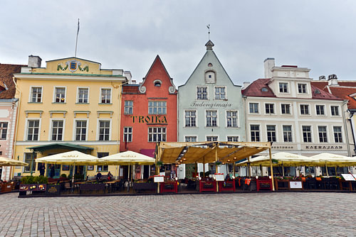 Het stadhuisplein van Tallinn in Estland 