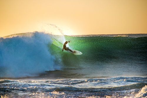 Surfer op Golf bij Zonsondergang