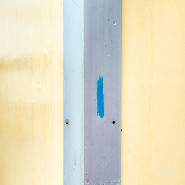 Abstract lijnenspel in geel grijs met een blauwe touch van Texel eXperience