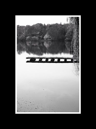 Passerelle et maisons en noir et blanc