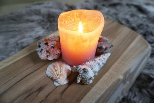 brennende Kerze mit Muscheln von Kimberly Van Muylder