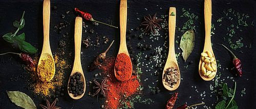 Vrolijk , kleurrijk palet met specerijen .