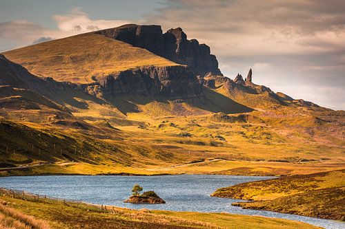 Uitzicht vanaf Loch Fada naar de Old Man of Storr, schiereiland Trotternish