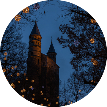Doorkijk op de onze lieve vrouwebaseliek in Maastricht tijdens het blauwe uur omgeven door sfeerverl van Kim Willems