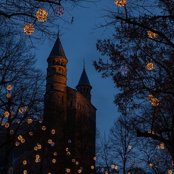 Vue de l'Onze lieve vrouwebasel à Maastricht pendant l'heure bleue, entourée d'un éclairage d'ambian