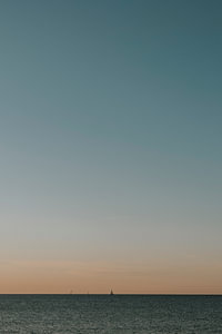 Blick auf den Horizont während der goldenen Stunde Ibiza, Segelboot