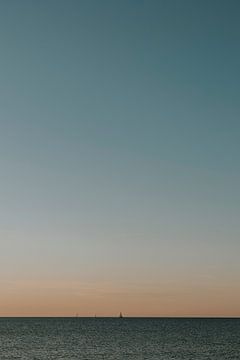 Uitzicht op de horizon tijdens golden hour Ibiza, zeilbootje van Manon Visser