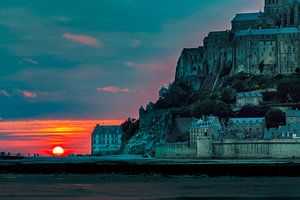 Mont Saint Michel zonsondergang von Roy Poots