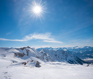 verschneite Hütten am Nebelhorn bei Oberstdorf.