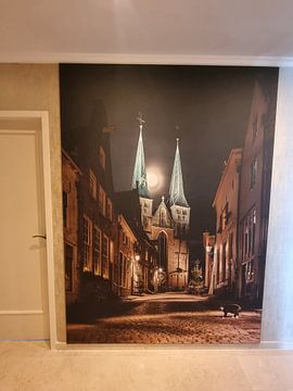 Klantfoto: Bergkerk in de avond met maanlicht en zwart witte kat op voorgrond van Bart Telling