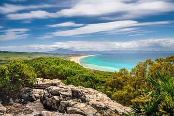 Landschap met baai van Tarifa in Andalusië / Spanje van Voss fotografie