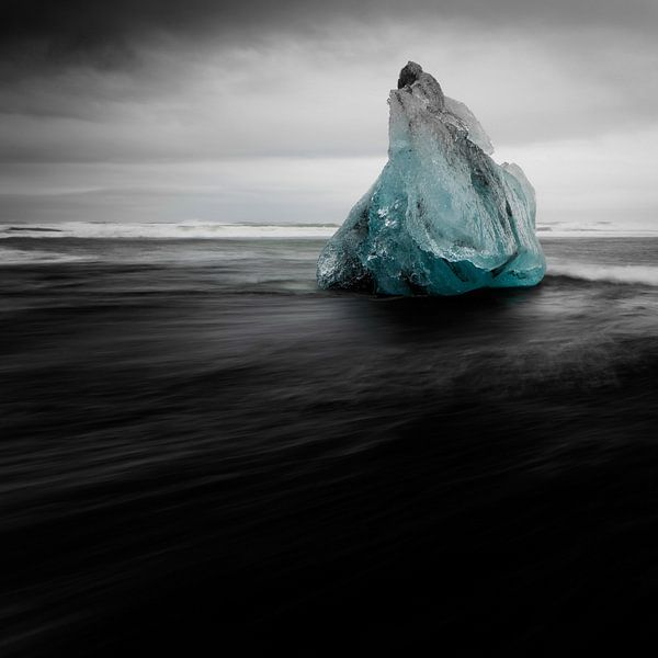 Iceblock Cemetery - Iceland van Arnold van Wijk