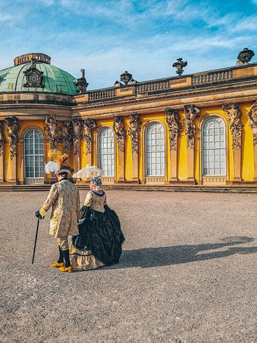 Costumes baroques devant le château de Sanssouci