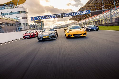 Duel tussen de Porsche GT4RS, Lotus Emira, Audi R8, Huracan STO