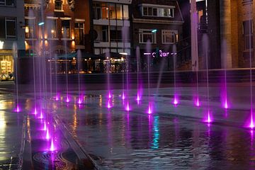 Symphonie nocturne magique : fontaines illuminées enchanteresses dans le centre-ville de Henge sur Remco Ditmar